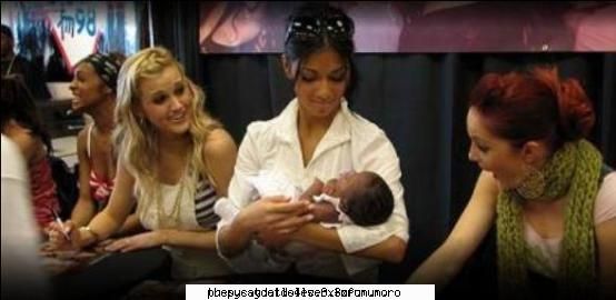 deci..pls look...dak ar fi al ei.... :rotfl:  :rotfl: dar nu e cele mai tari poze cu nicole!!!