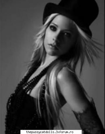 poza asta...e fff :nebun: avril lavigne