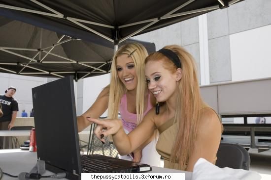 Wait a minute! - kim ii arta la ashley nuj ce pe lounge :((:(( - Videos