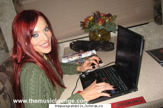 Wait a minute! - carmit pe lounge - Videos