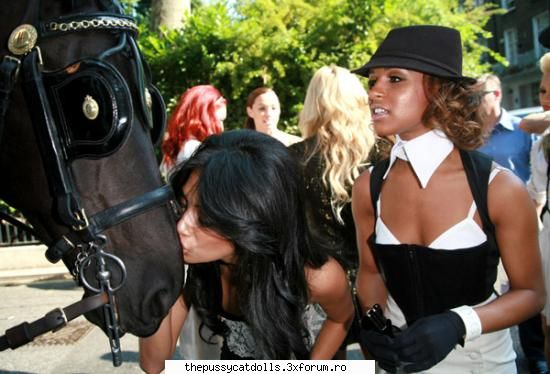 funny pics - kiss the horse c nash da sa fiu in locul calului - Images